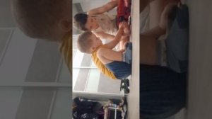 играем с лёвой в машинки