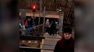 Девушка в последний момент оттащила пенсионерку от приближающейся электрички в Подмосковье