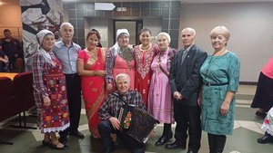 на празднике