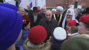 Путин рассказал юному волонтеру на Красной площади о своих предках из Тверской области