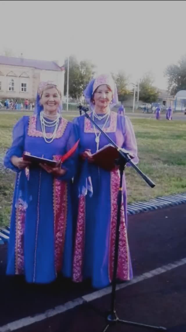 Мороженое в картонном стаканчике