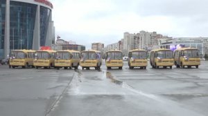 Виталий Хоценко вручил ключи от 61 нового школьного автобуса