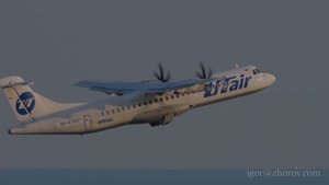 Турбовинтовой ATR-72 авиакомпании UTair взлетает из аэропорта Адлер, Сочи.