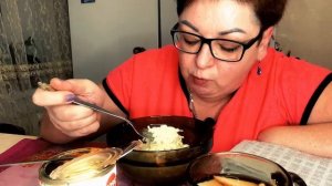 davno-bpshechki-ne-zhramvshi-prishla-s-raboty-gotovit-len-a-est-sardelka-i-bomzh-lapsha-mukbang