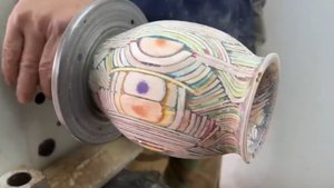 Ваза из палочек от мороженого и эпоксидной смолы.