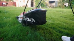 Электрическая газонокосилка Ресанта КР 1200 ЭП в работе