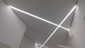 Световые линии и скрытый карниз с подсветкой