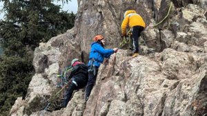 Участники горной школы Клуба 7 Вершин отрабатывали технику передвижения по перильным веревкам