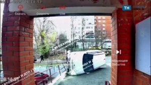 В Туле на улице Макаренко перевернулся на бок автомобиль