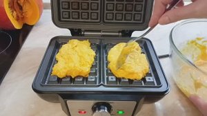 Просто натрите тыкву и добавьте яйца! Так вкусно, что готовлю часто осенью! Вафли из тыквы