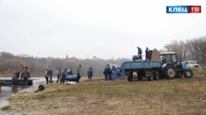 Елецкая примета заморозков: понтонный мост в Нижнем Затоне демонтировали до следующей весны.