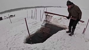 Зимняя рыбалка на фитили и поставушки на севере. Налим попался снаружи.