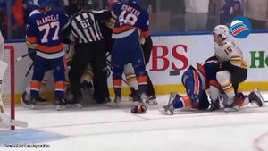 Российский защитник «Бостона» спровоцировал потасовку во время матча НХЛ