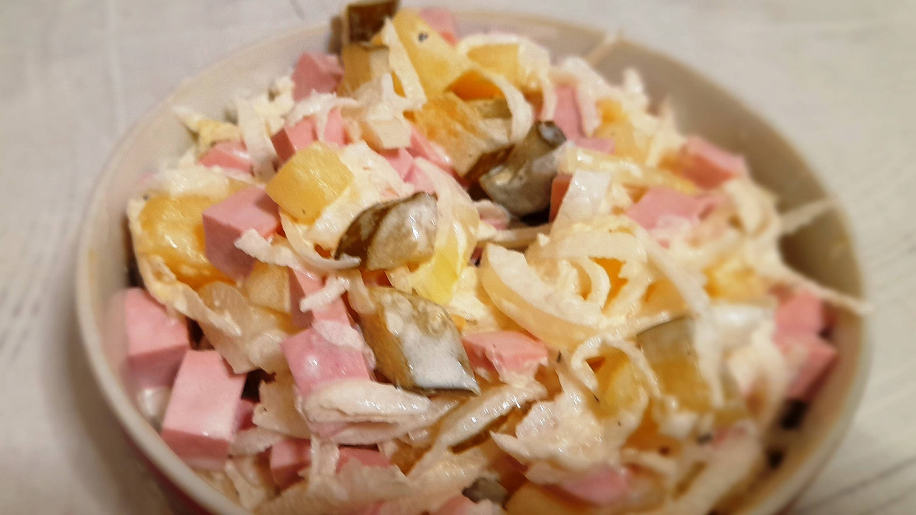 Салат с дайконом и колбасой