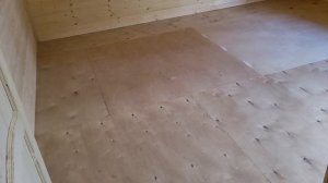 А мы всё красим и красим новый дом