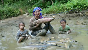 Ловлю рыбу в пруду, ставлю капканы. Везу на рынок продавать. Готовлю рыбу на обед маленькой дочурке