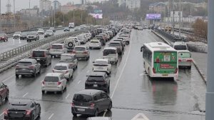 Продолжаются работы по созданию новой выделенной полосы для общественного транспорта.