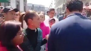 Президента Мексики Клаудии Шейнбаум домогались прямо на публике: мужчина потрогал её и...