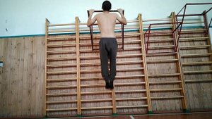 3 подтягивания на одной руке, выход силой одной рукой