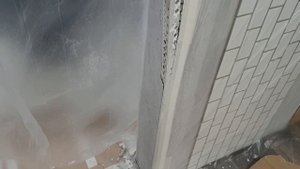 Санузел в стиле лофт: 2 - укрытие помещения и демонтаж уголков Cezar 🛁