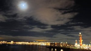 Полная луна над Дворцовым, Троицким и Банковским мостами в Санкт-Петербурге