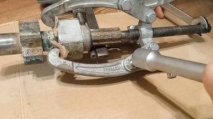 Снятие втулки трехлапым съемникои