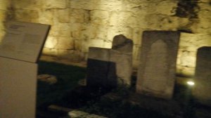 Вечерняя прогулка по парку Дербента, древние памятники нашли во время раскопки