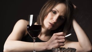 Женщина пьёт вино