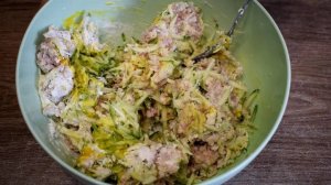 Перемешайте фарш с мукой! Век живи-век учись! Долго искала и наконец-то нашла правильный рецепт