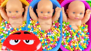 Мультики для детей. Объединяем куколки, шарики и слайм в ванночках. Смотреть мультики для малышей.