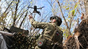 Удар дрона ВСУ по крестящейся женщине сняли на видео