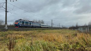 «На 160!» Электровоз ЧС6-028 «Сапфир» с поездом «Невский экспресс» на перегоне, октябрь 2025 года