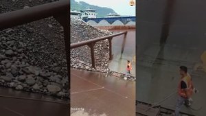 Строительство, разгрузка баржи со щебёнкой