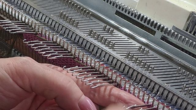 Как сделать пропуски на полотне на вязальной машине смотреть онлайн