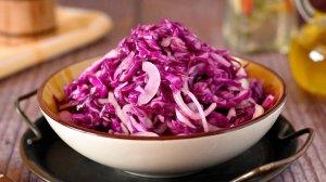 Салат из красной капусты, лука и уксуса — витамины на тарелке, идеально к любому ужину.