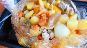 КАРТОШКА С ОВОЩАМИ И МЯСОМ В РУКАВЕ