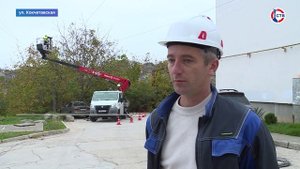 Во дворе домов на улице Кокчетавской приступили к замене старых фонарей