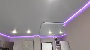 Цветной, двухуровневый с теневым примыканием, парящий натяжной потолок с люком