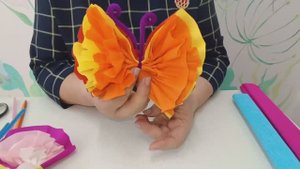 Воспитатель научит вас создавать красивую бабочку из крепированной бумаги