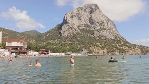 Пляж в поселке Новый Свет (Крым) в 2025 и 2022 годах.