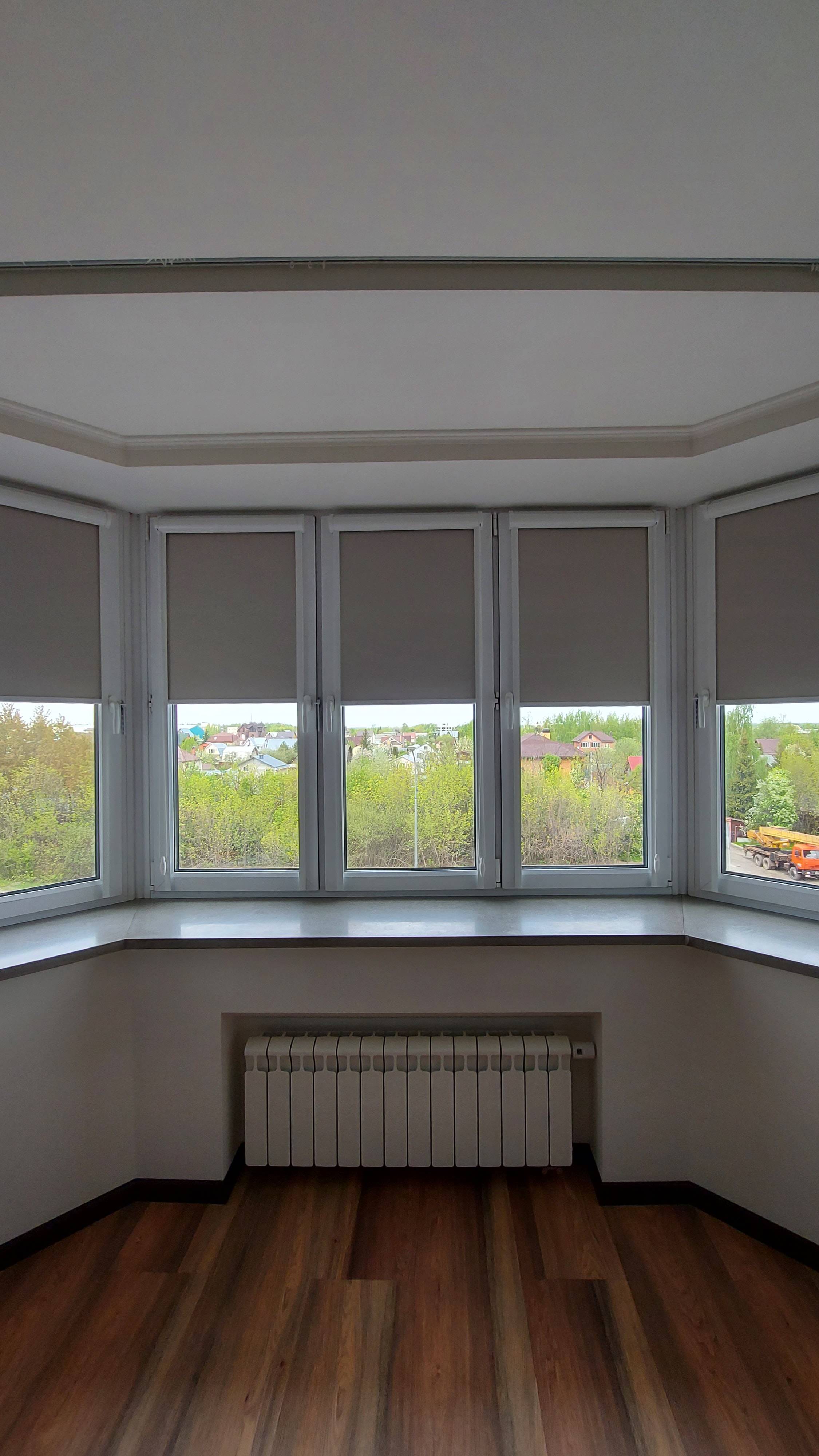 Кассетные рулонные шторы УНИ2. Ткань Респект блэкаут бежевый.