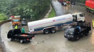 Как на Перевале в Индии Разъезжаются Автомобили?