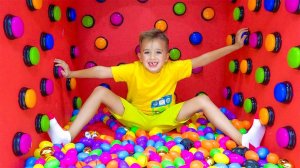 Влад и Ники ищут выход из комнаты - Челленджи для детей!