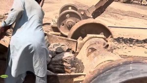 Строительство, дробление щебёнки