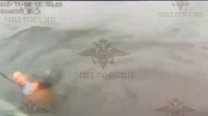 В Санкт-Петербурге полицейские спасли школьника, прыгнувшего с моста.