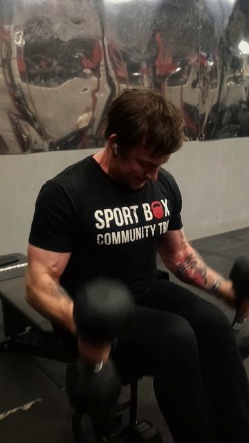 Сгибание на бицепс гантель