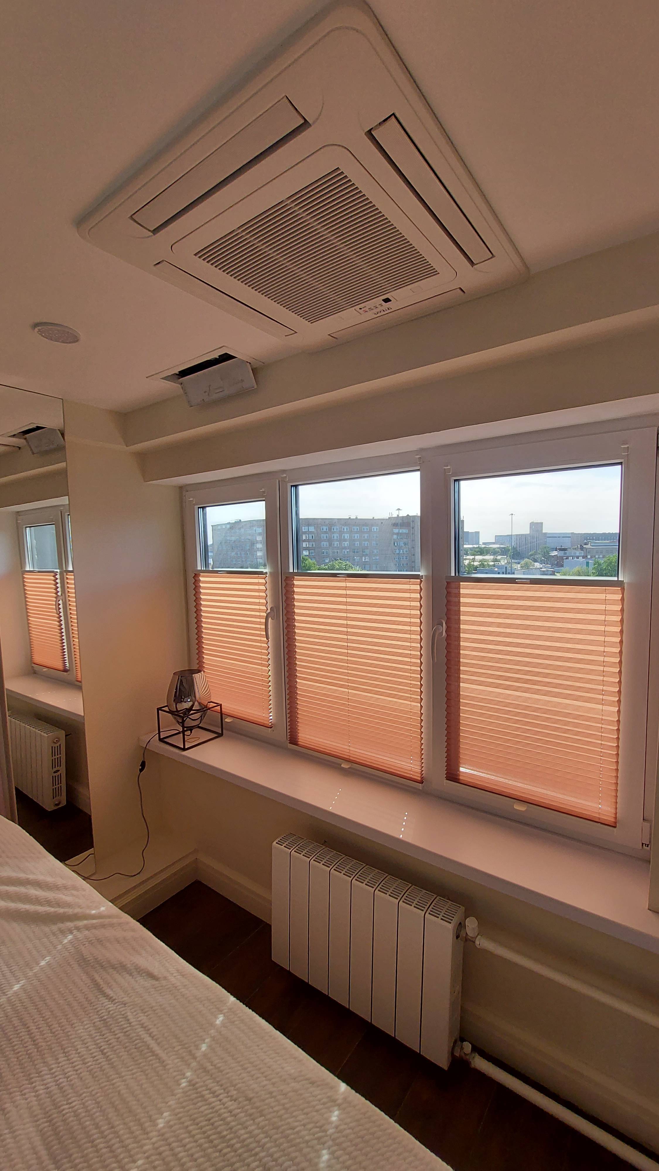 Шторы плиссе ВВ21. Натяжная система. Вверх-вниз. Ткань Аскона светло-коричневый.