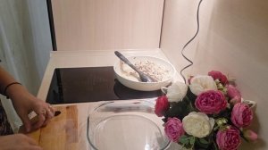 ужин. салат,фаршированые грибы и пирожки из рисовой бумаги