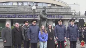 Полицейские Петербурга возложили цветы к памятнику сотрудникам милиции, погибшим в годы блокады