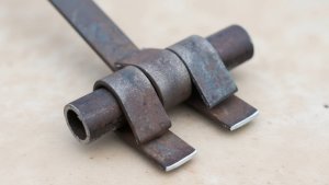 КАК СГИБАТЬ МЕТАЛЛ БЕЗ УСИЛИЙ? Гениальное приспособление за 10 минут!